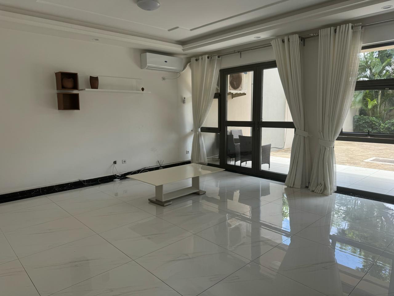 Arrenda-se moradia T5 sem moveis no Condominio Karibu