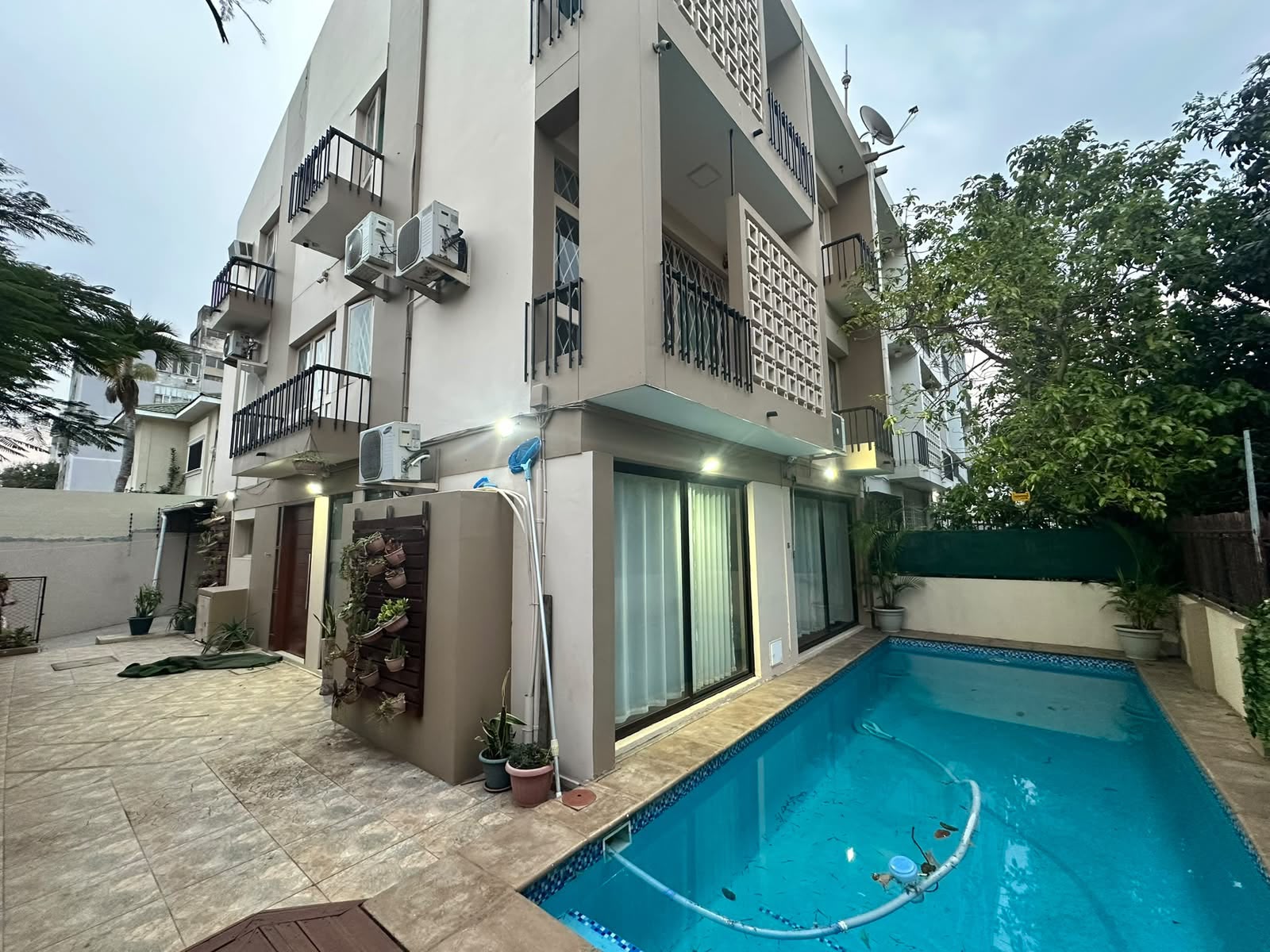 Arrenda-se Luxuosa Moradia T4 No Bairro Da Polana, Próximo Ao Núcleo Da Arte
