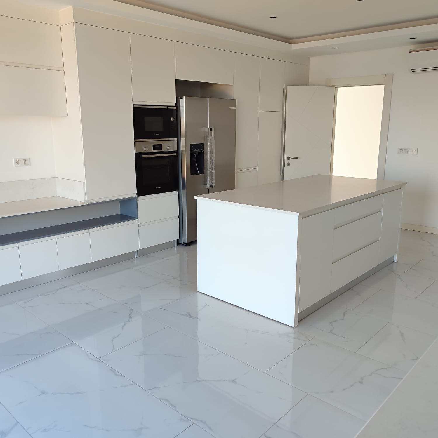 ARRENDA-SE LUXUOSO APARTAMENTO T3+1 NO CONDOMÍNIO PALMAR — Sommerschield II, Maputo