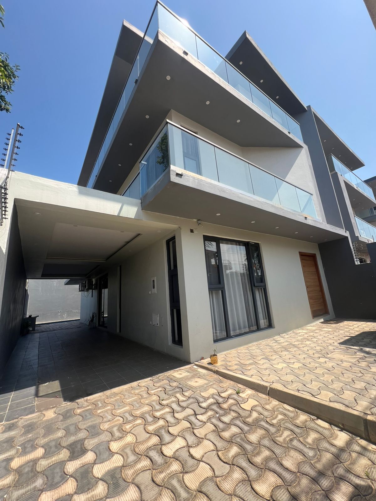 ARRENDA-SE MORADIA GEMINADA TRIPLEX T5 NO BAIRRO DO TRIUNFO ZONA NOBRE_*