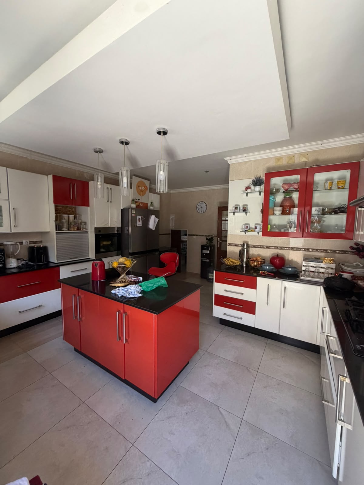 Vende-se excelente moradia t4+1 no condomínio Bela Vista
